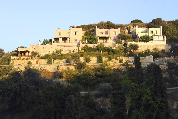 Villa Myrtia (left / bottom), Villa Rodia (left), Villa Daphne (center), Villa Elia (right)