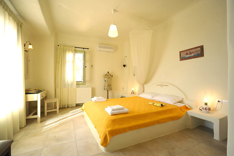 Villa Rodia - Master bedroom with a double bed