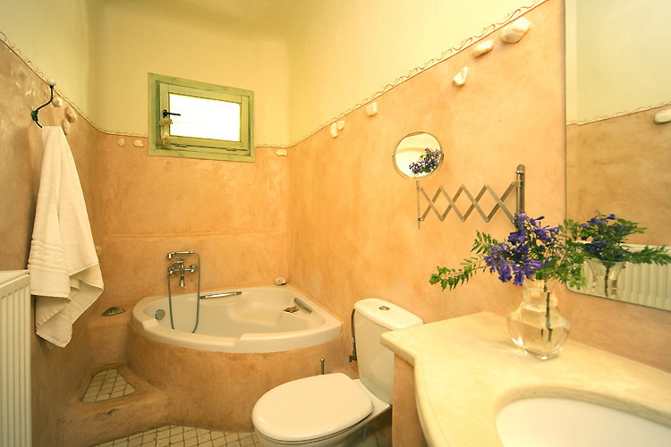 Villa Rodia - Main bathroom with a bath tub