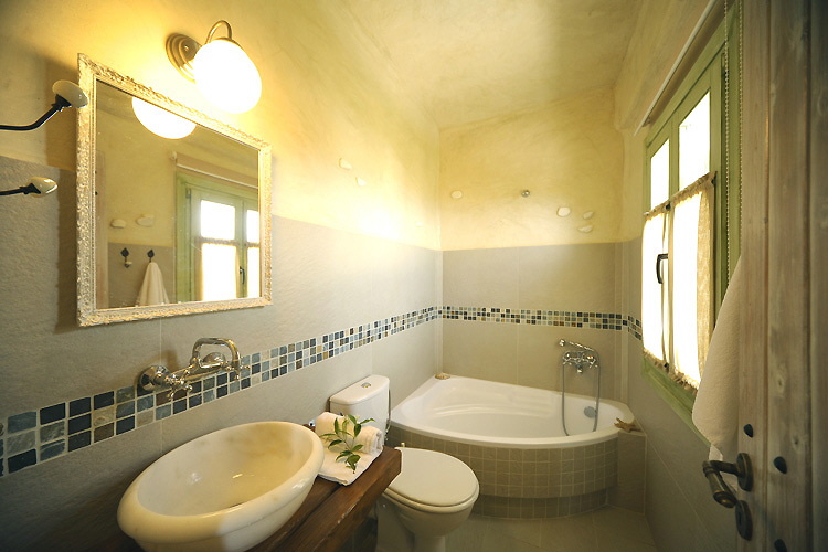 Villa Daphne - Main bathroom with a bath tub