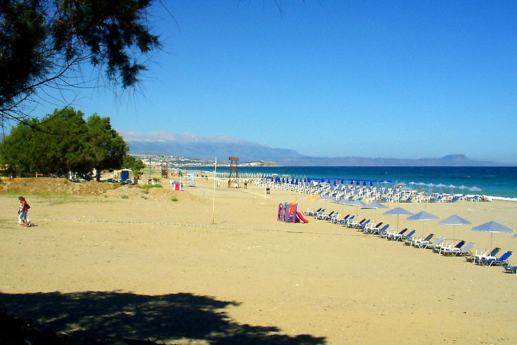 Platanias (Rethymnon): View over the beach towards the bay of Rethymnon