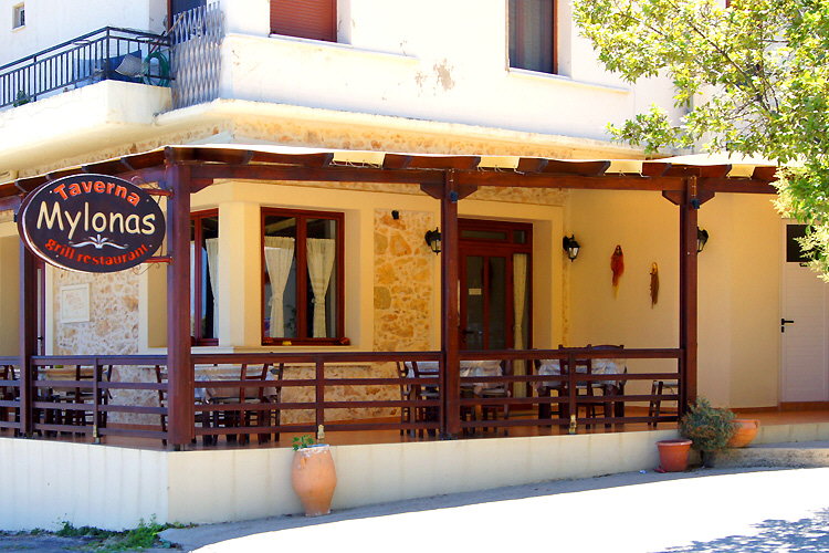 Roussospiti: The taverna by the village square